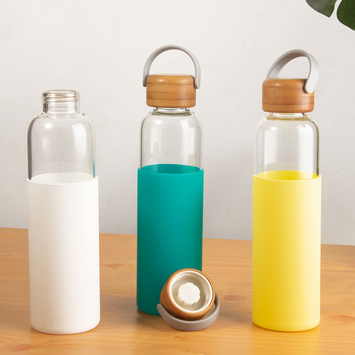 R08272.06 - Szklana butelka Refresh 560 ml, biały 